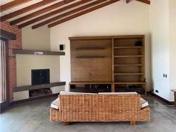 Venta de Hermosa Casa en El Retiro Con Vista a la Represa