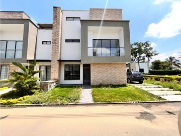 HERMOSA CASA ESQUINERA EN CONDOMINIO - ALFAGUARA JAMUND