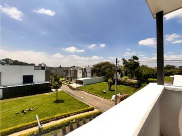 HERMOSA CASA ESQUINERA EN CONDOMINIO - ALFAGUARA JAMUND
