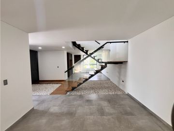 HERMOSA CASA ESQUINERA EN CONDOMINIO - ALFAGUARA JAMUND