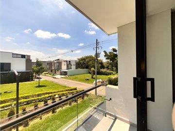 HERMOSA CASA ESQUINERA EN CONDOMINIO - ALFAGUARA JAMUND
