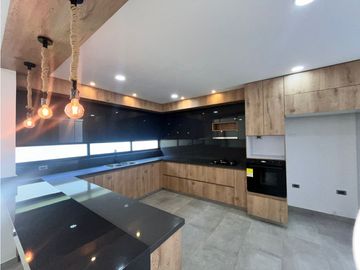 HERMOSA CASA ESQUINERA EN CONDOMINIO - ALFAGUARA JAMUND