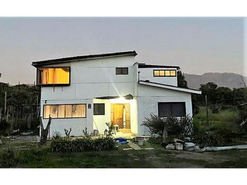 Parcela de 5.700 m2, con casa de 144 m2., en La Cruz.