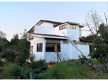 Parcela de 5.700 m2, con casa de 144 m2., en La Cruz.