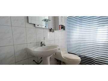 Parcela de 5.700 m2, con casa de 144 m2., en La Cruz.
