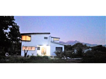 Parcela de 5.700 m2, con casa de 144 m2., en La Cruz.