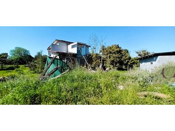 Parcela de 5.700 m2, con casa de 144 m2., en La Cruz.