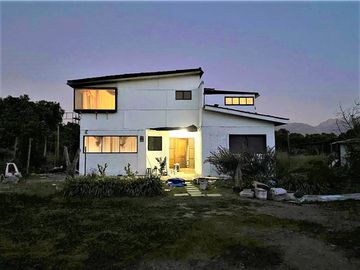 Parcela de 5.700 m2, con casa de 144 m2., en La Cruz.