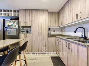 Estoril, Casa de 3 pisos con excelente conectividad ubicada en pasaje tranquilo