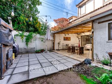 Estoril, Casa de 3 pisos con excelente conectividad ubicada en pasaje tranquilo