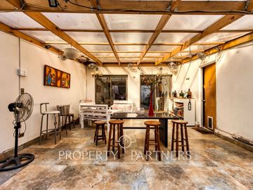 Estoril, Casa de 3 pisos con excelente conectividad ubicada en pasaje tranquilo