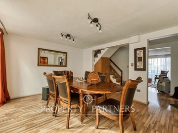 Estoril, Casa de 3 pisos con excelente conectividad ubicada en pasaje tranquilo