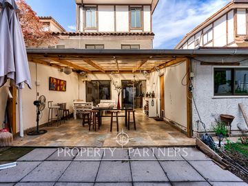 Estoril, Casa de 3 pisos con excelente conectividad ubicada en pasaje tranquilo
