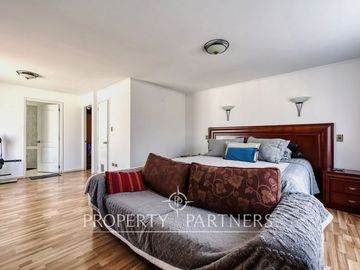 Estoril, Casa de 3 pisos con excelente conectividad ubicada en pasaje tranquilo