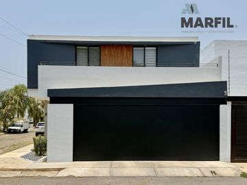 Hermosa Casa en Venta con Alberca Residencial Esmeralda en Colima de 4 Recámaras