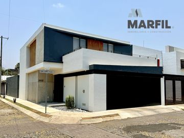 Hermosa Casa en Venta con Alberca Residencial Esmeralda en Colima de 4 Recámaras