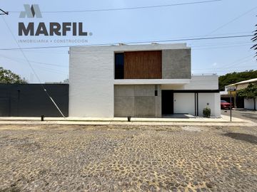 Hermosa Casa en Venta con Alberca Residencial Esmeralda en Colima de 4 Recámaras