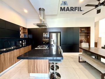 Hermosa Casa en Venta con Alberca Residencial Esmeralda en Colima de 4 Recámaras