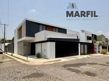 Hermosa Casa en Venta con Alberca Residencial Esmeralda en Colima de 4 Recámaras