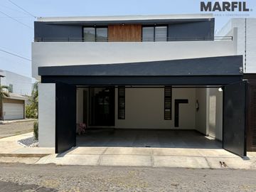 Hermosa Casa en Venta con Alberca Residencial Esmeralda en Colima de 4 Recámaras