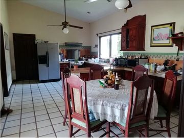 CASA EN VENTA EN MERIDA F-2111, 5 REC. CLUB DE GOLF LA CEIBA $14,000,000