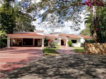 CASA EN VENTA EN MERIDA F-2111, 5 REC. CLUB DE GOLF LA CEIBA $14,000,000