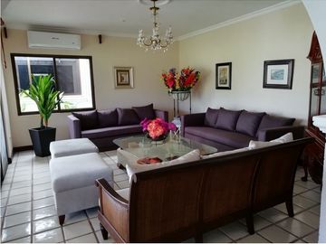 CASA EN VENTA EN MERIDA F-2111, 5 REC. CLUB DE GOLF LA CEIBA $14,000,000