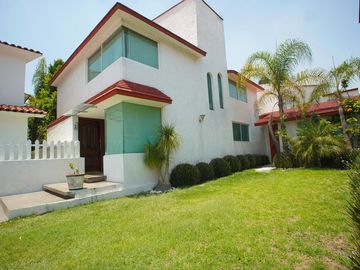Casa con jardín privado y 4 recámaras en Condoplaza IV, Chiluca