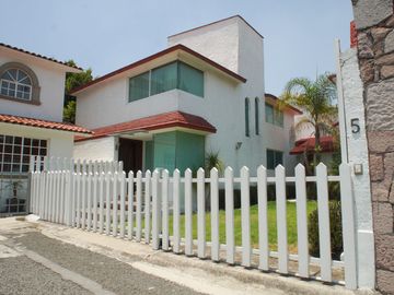 Casa con jardín privado y 4 recámaras en Condoplaza IV, Chiluca