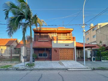 Casa en venta en Lanus Oeste 4 ambientes con patio y garage