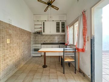 Casa en venta en Lanus Oeste 4 ambientes con patio y garage