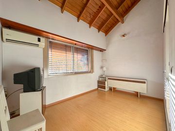Casa en venta en Lanus Oeste 4 ambientes con patio y garage