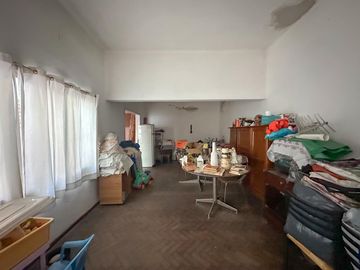 Casa en venta en Lanus Oeste 4 ambientes con patio y garage