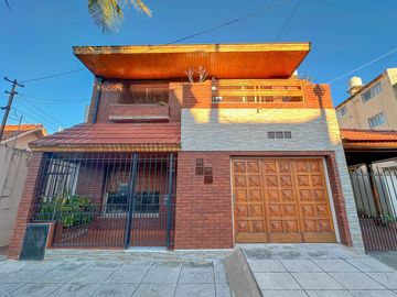 Casa en venta en Lanus Oeste 4 ambientes con patio y garage