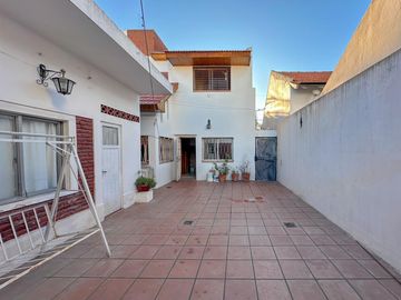 Casa en venta en Lanus Oeste 4 ambientes con patio y garage