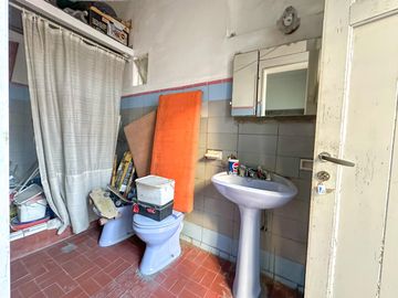Casa en venta en Lanus Oeste 4 ambientes con patio y garage