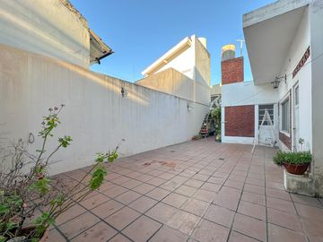 Casa en venta en Lanus Oeste 4 ambientes con patio y garage