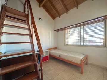 Casa en venta en Lanus Oeste 4 ambientes con patio y garage