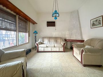 Casa en venta en Lanus Oeste 4 ambientes con patio y garage