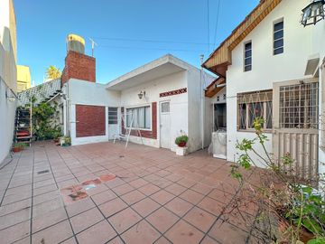 Casa en venta en Lanus Oeste 4 ambientes con patio y garage