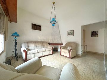Casa en venta en Lanus Oeste 4 ambientes con patio y garage