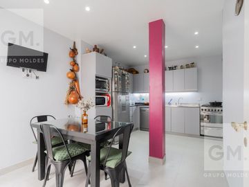 Impecable casa en venta en Mendoza y Melián!