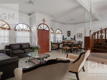 Impecable casa en venta en Mendoza y Melián!