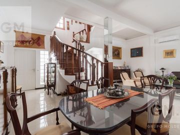 Impecable casa en venta en Mendoza y Melián!