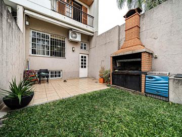 Duplex 4 ambientes con parque, pileta y cochera en Villa Devoto