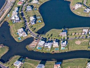 Exclusiva casa en venta, al lago en el Barrio Muelles de Puertos.