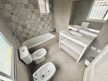 Apto Crédito!! Casa en VENTA en Tigre de 4 ambientes con COCHERA y PARRILLA