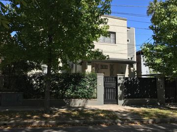 Apto Crédito!! Casa en VENTA en Tigre de 4 ambientes con COCHERA y PARRILLA