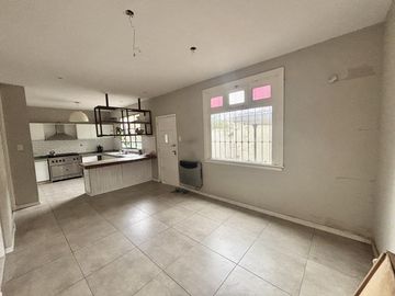 Apto Crédito!! Casa en VENTA en Tigre de 4 ambientes con COCHERA y PARRILLA