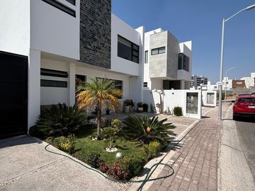 VENTA HERMOSA CASA EN FRACC. AMBAR, CORREGIDORA, QUERETARO